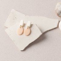 Oorbel 'Clay Duo' - Oval Cream + Peach