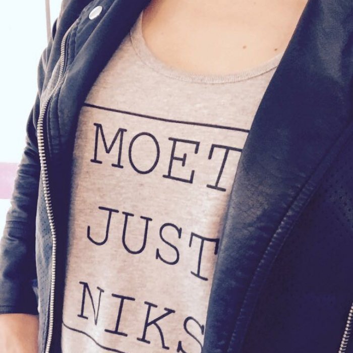 T-shirt 'Moet Just Niks' - Vrouw/Grijs