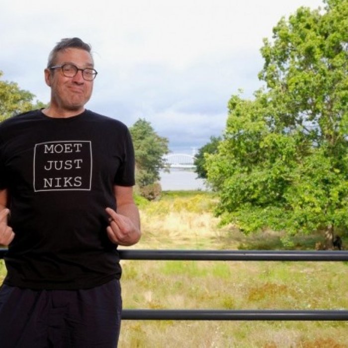 T-shirt 'Moet Just Niks' - Vrouw/Grijs